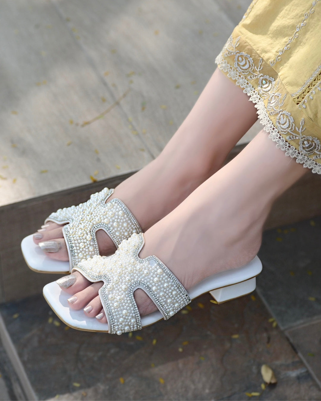 Lucia Slides - White