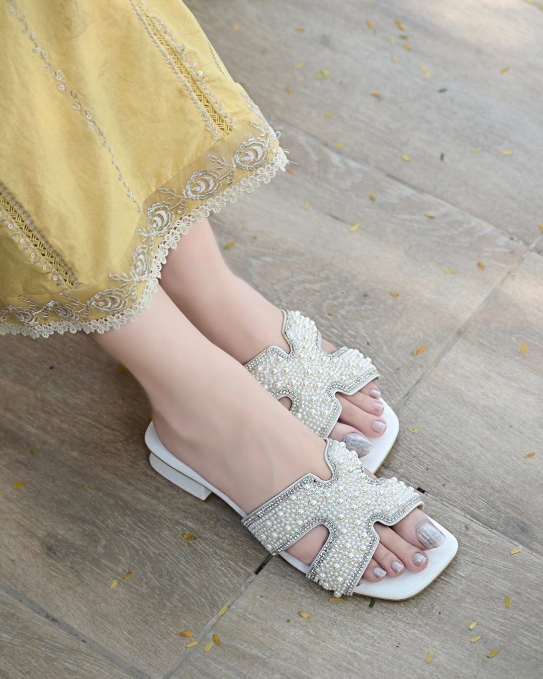 Lucia Slides - White